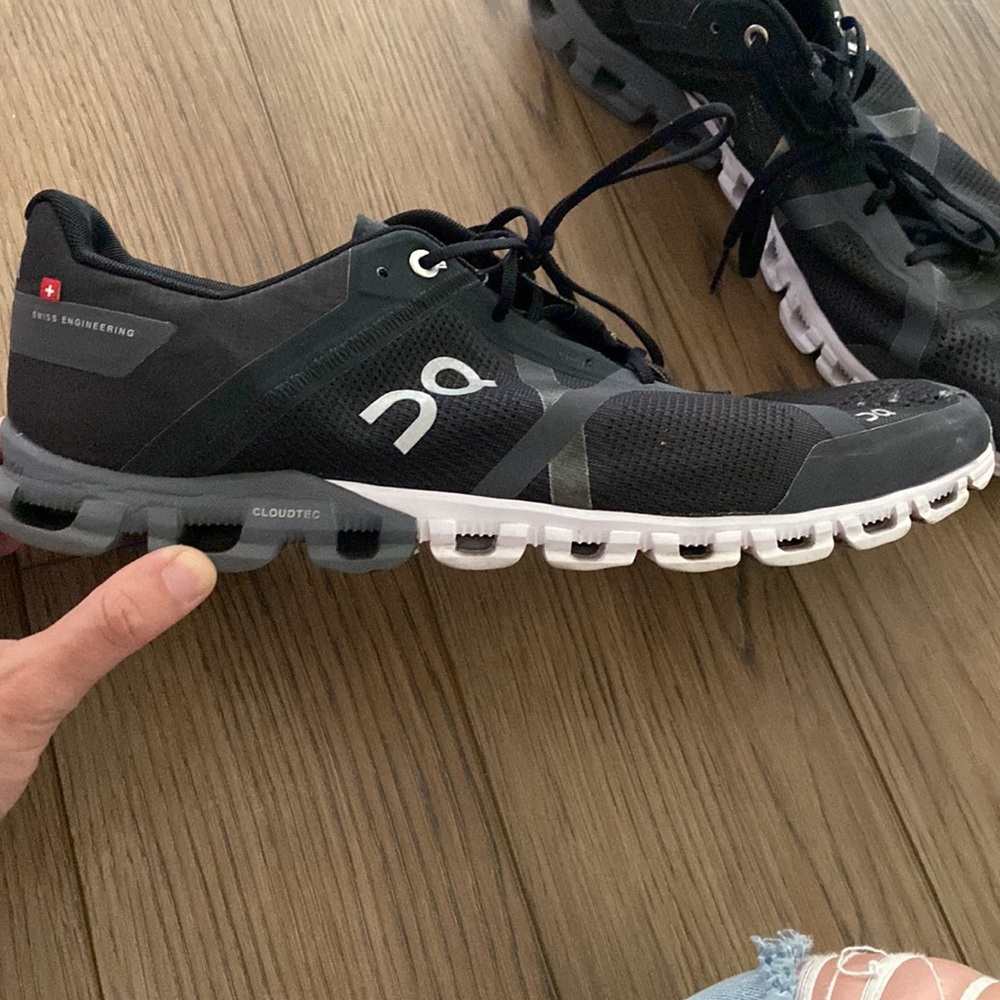 On Running Cloud Tec Helion mens size 11.5